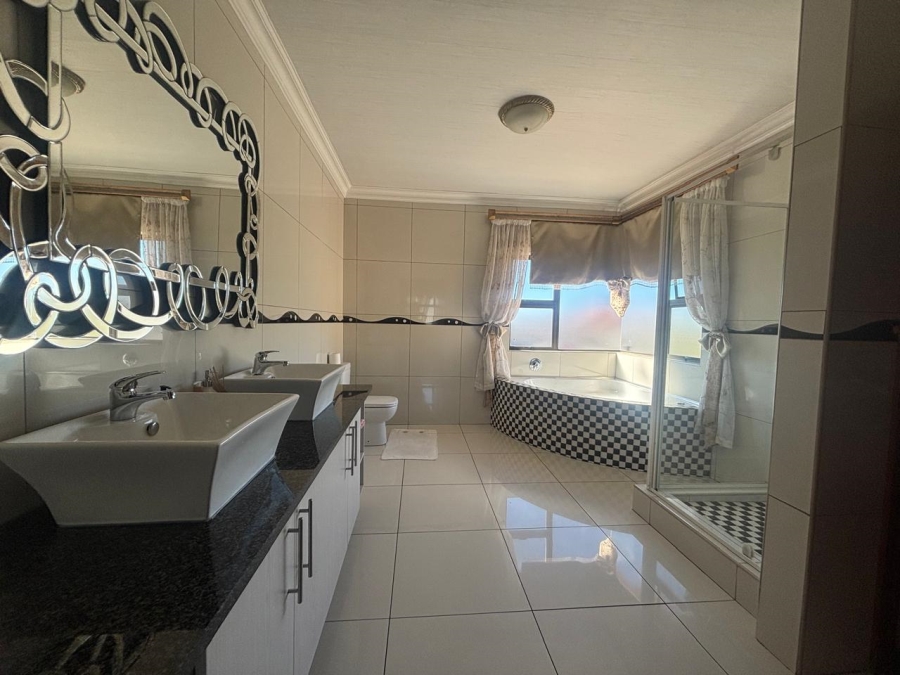4 Bedroom Property for Sale in Langenhovenpark Free State